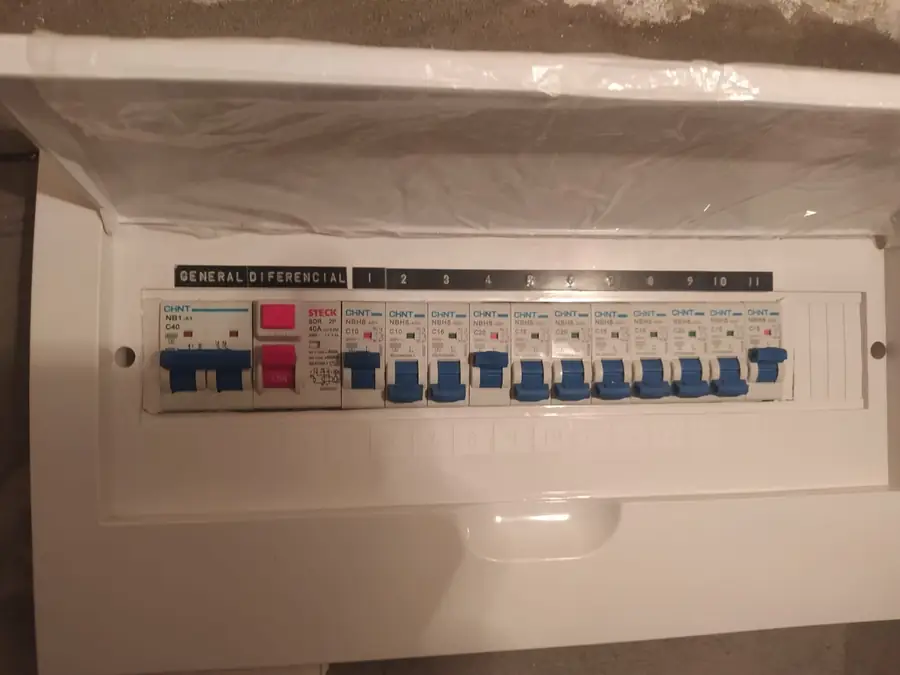 Tablero con diferencial y térmicas identificadas