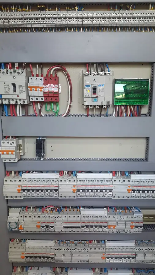 Tablero eléctrico de mayor porte con borneras y protecciones