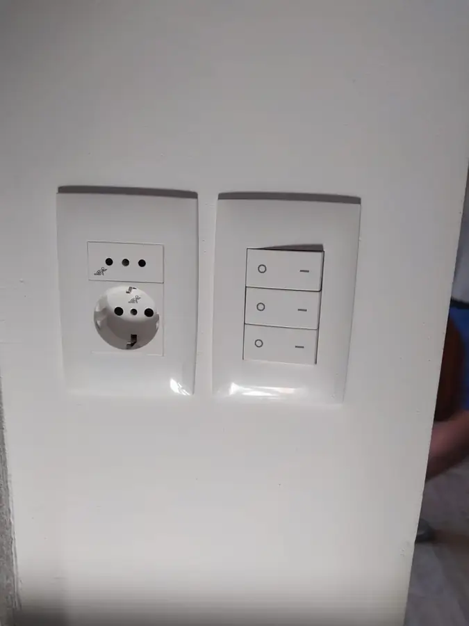 Tomacorriente y llaves de luz instalados en una vivienda